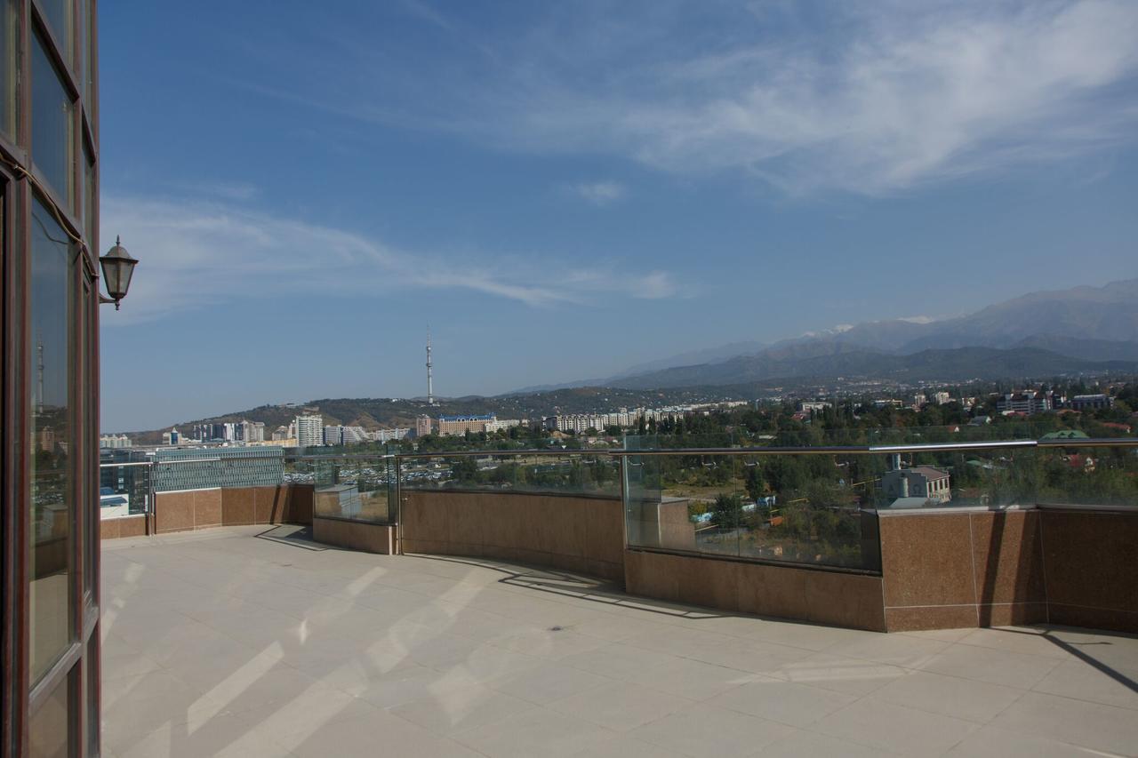 Penthouse With 3-Bedrooms Almaty Bagian luar foto