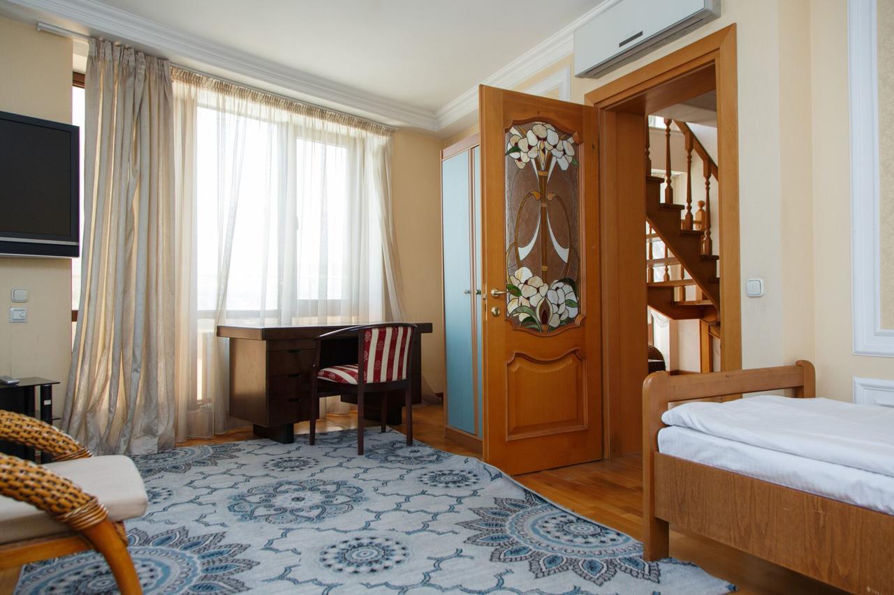 Penthouse With 3-Bedrooms Almaty Bagian luar foto