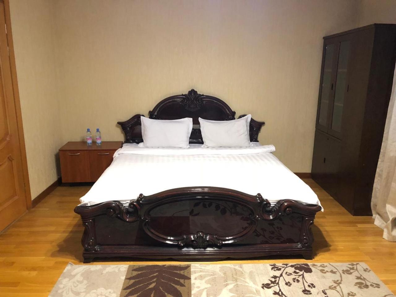 Penthouse With 3-Bedrooms Almaty Bagian luar foto