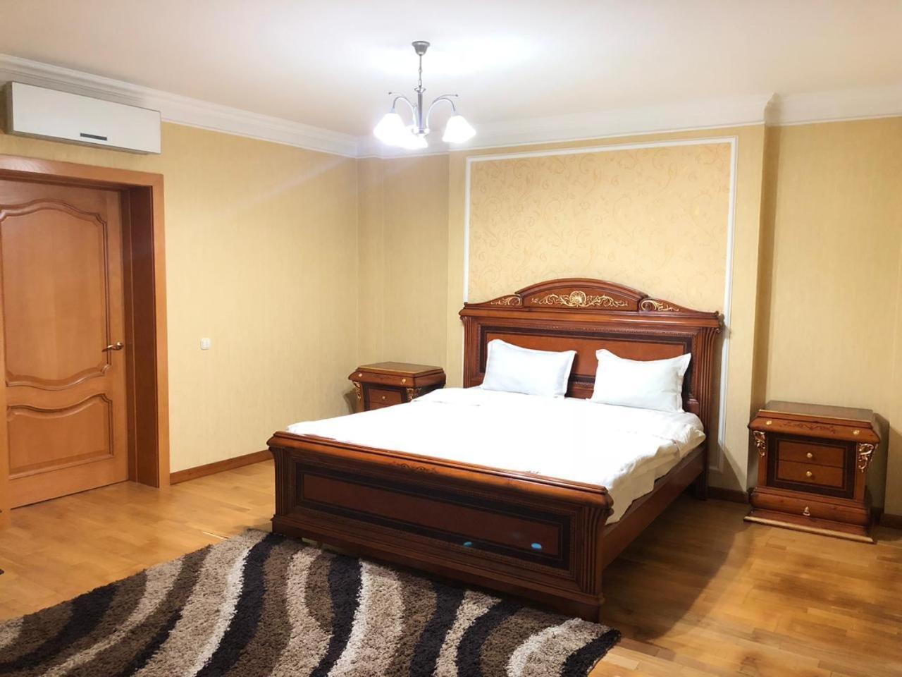 Penthouse With 3-Bedrooms Almaty Bagian luar foto