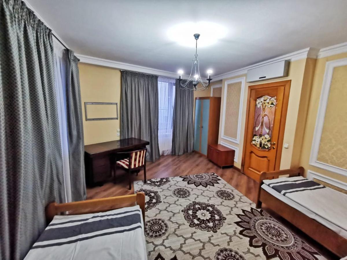 Penthouse With 3-Bedrooms Almaty Bagian luar foto