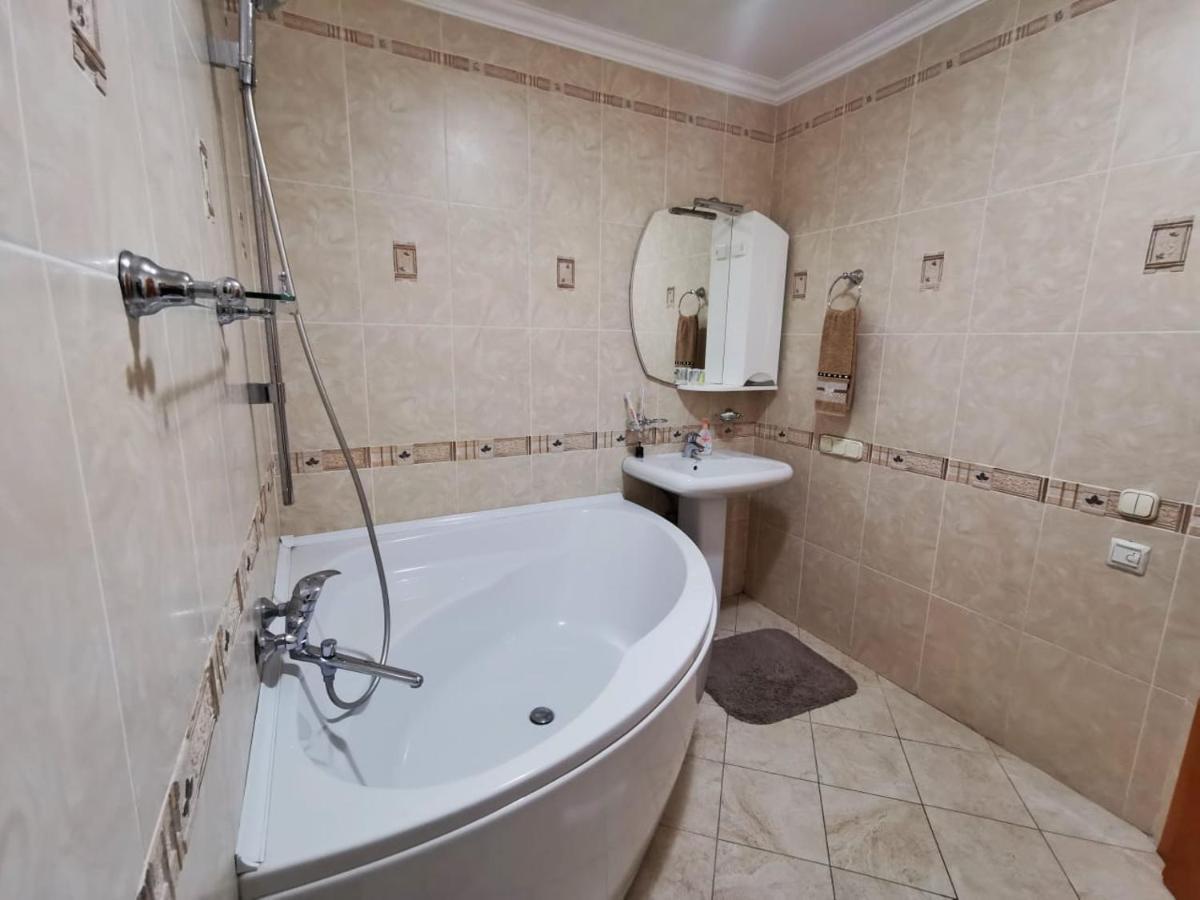 Penthouse With 3-Bedrooms Almaty Bagian luar foto